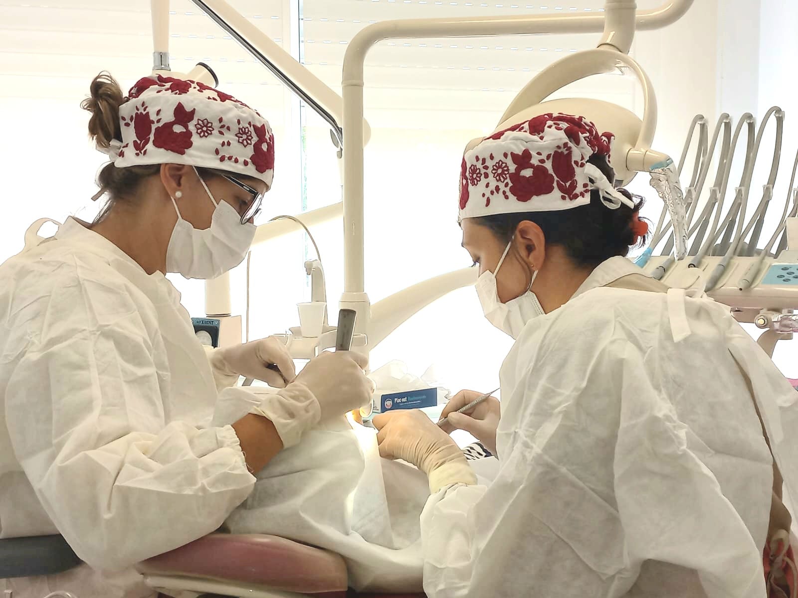 Profesionales Katra-Peix en acción - procedimiento dental con equipo completo