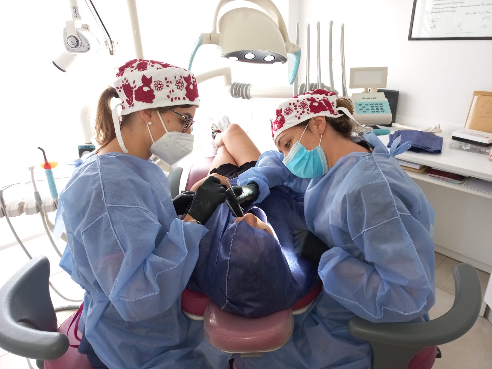 Dra. Romina y equipo realizando tratamiento dental - atención personalizada
