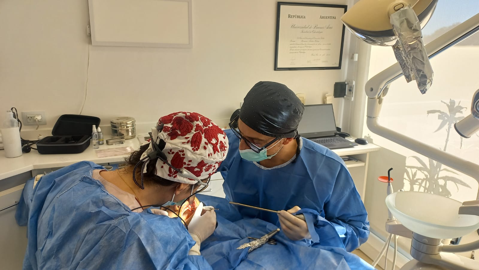 Dentista durante procedimiento - tecnología y profesionalismo