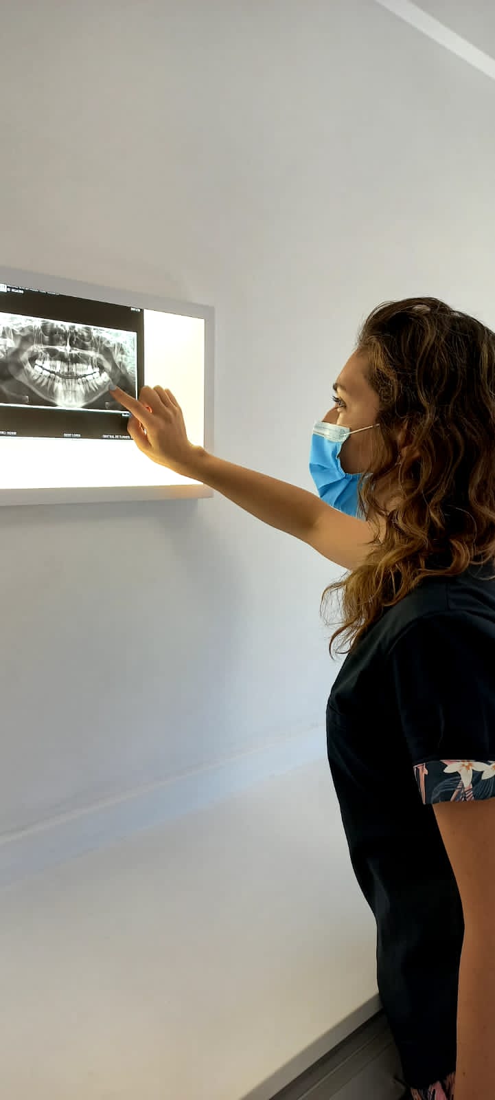 Profesionales realizando tratamiento dental - cirugía y precisión